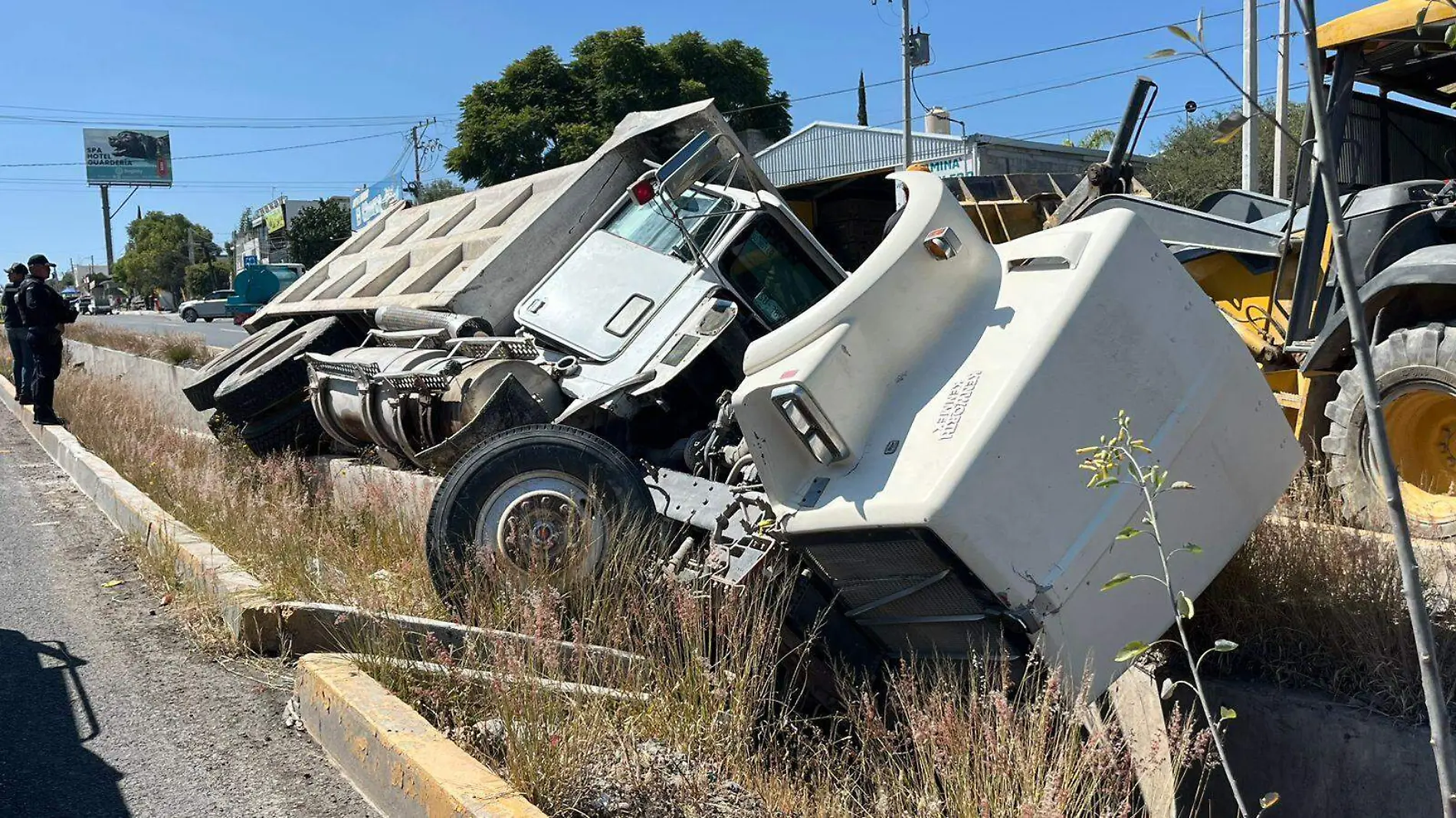 camión en dren pluvial